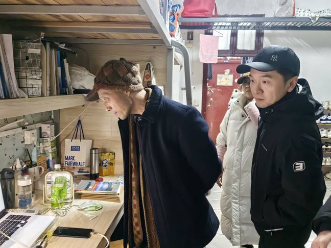 戴帽子的人在厨房里描述已自动生成