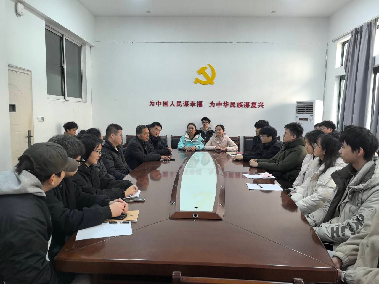 会议室里的人们描述已自动生成