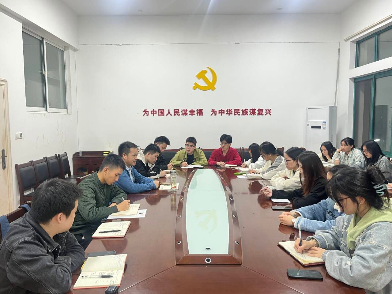 会议室里的人们描述已自动生成