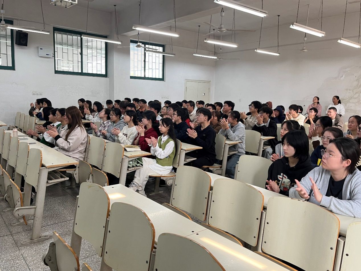 会议室里的人们中度可信度描述已自动生成