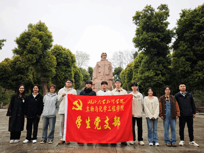 一群人站在雕塑前AI 生成的内容可能不正确。