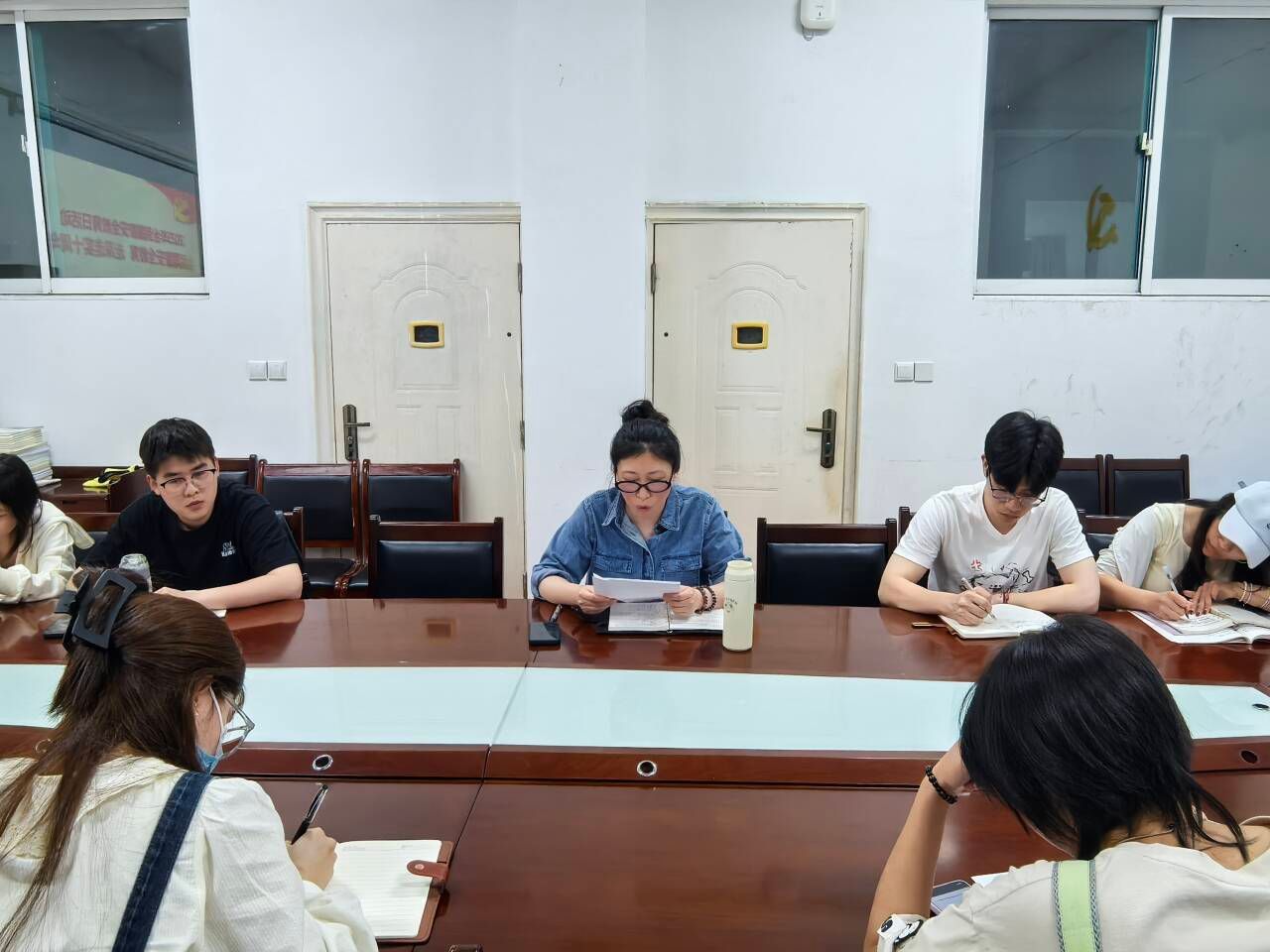 会议室里的人们  AI 生成的内容可能不正确。