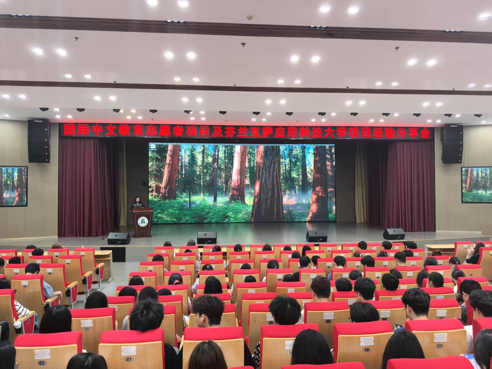 图片包含 室内, 建筑, 大, 房间AI 生成的内容可能不正确。