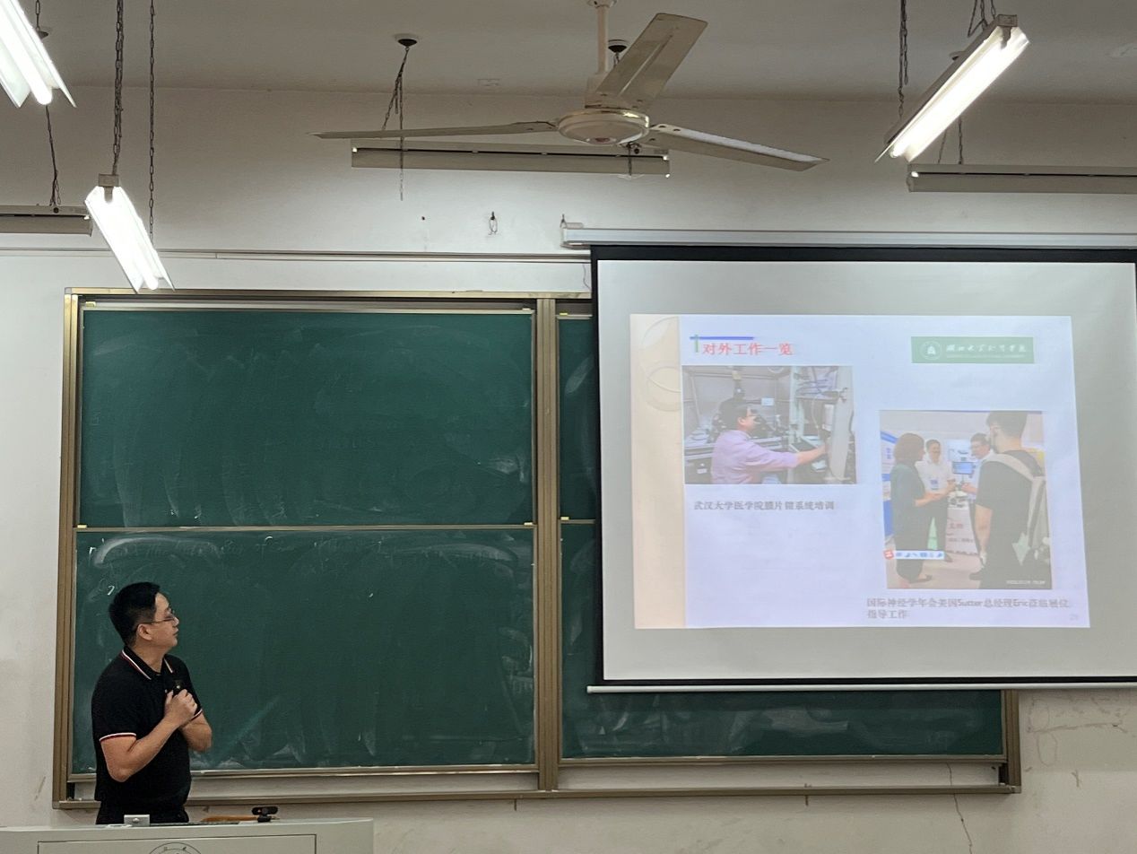 图片包含 室内, 女人, 照片, 站描述已自动生成