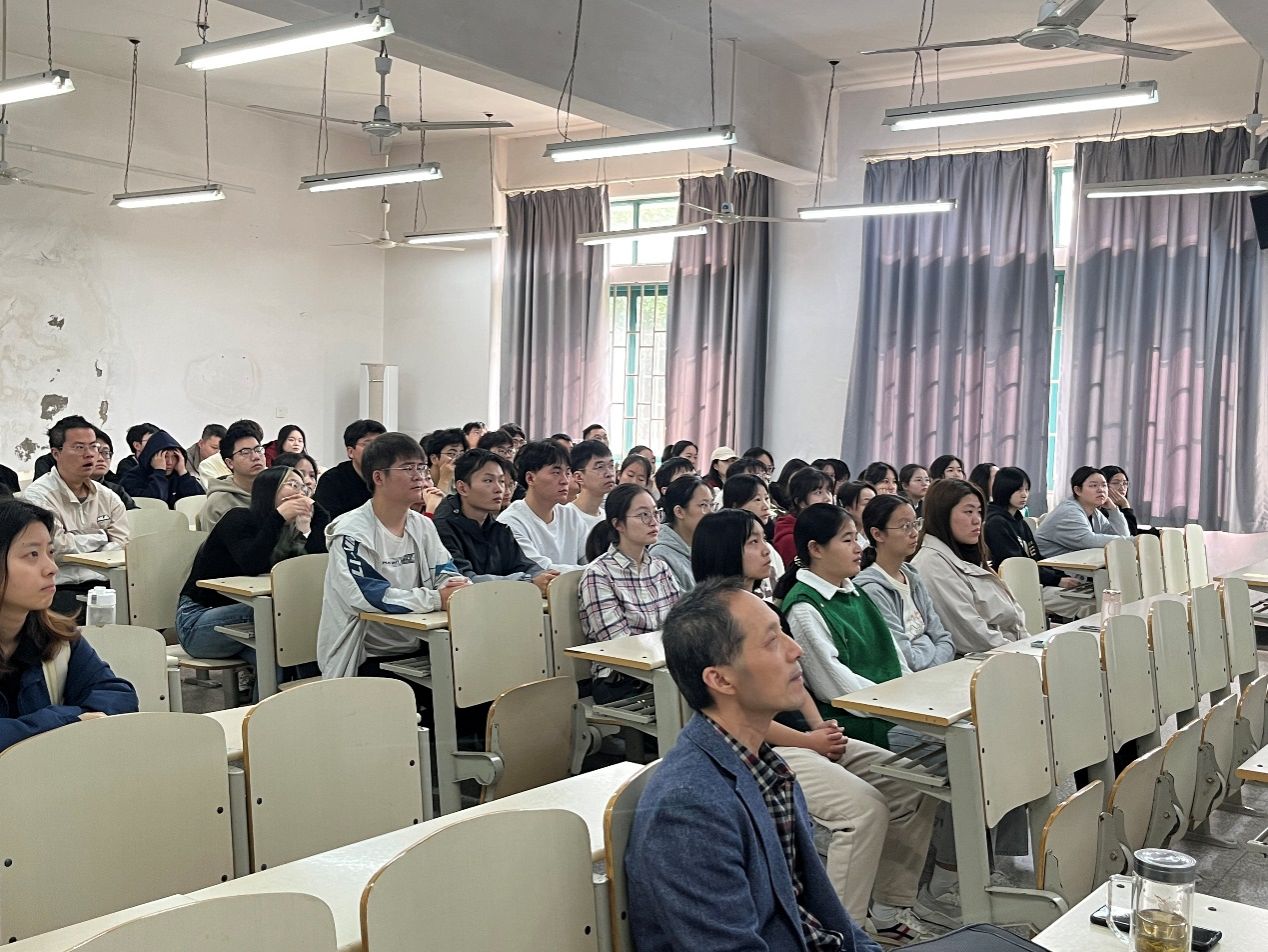 一群人在开会描述已自动生成