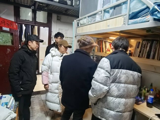 一群人站在商店前中度可信度描述已自动生成