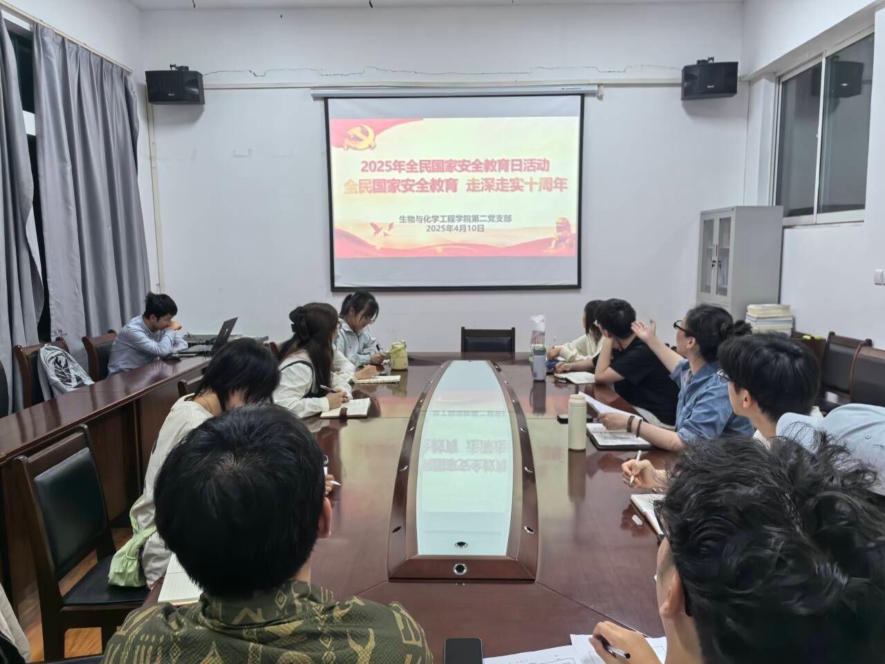 会议室里的人们  AI 生成的内容可能不正确。