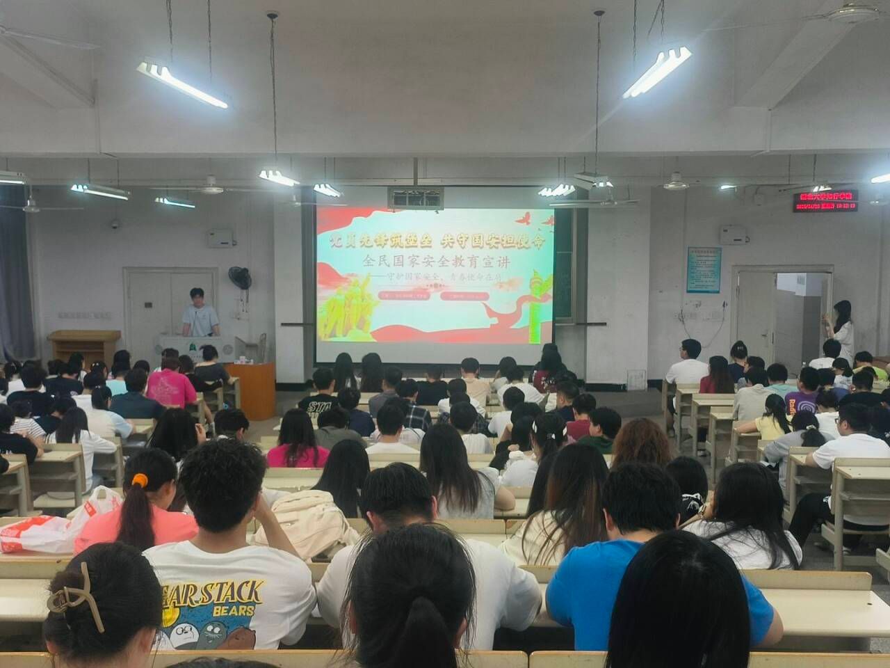 一群人正在听演讲  AI 生成的内容可能不正确。