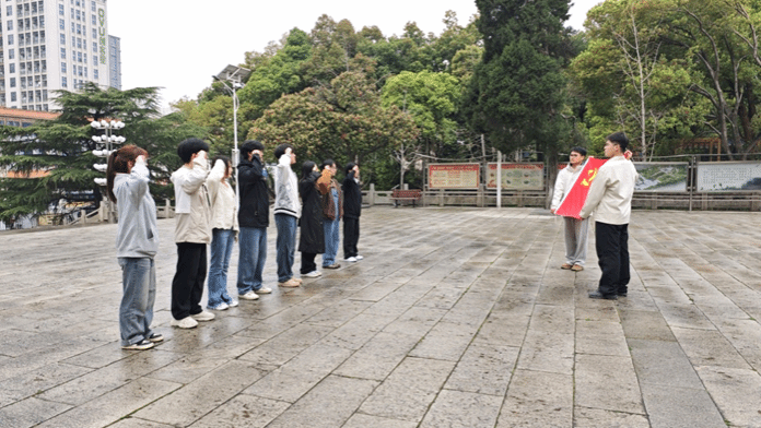 一群人站在路边AI 生成的内容可能不正确。