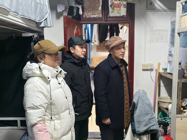 戴帽子的人站在一起中度可信度描述已自动生成