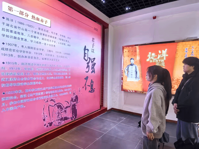 墙上的海报AI 生成的内容可能不正确。