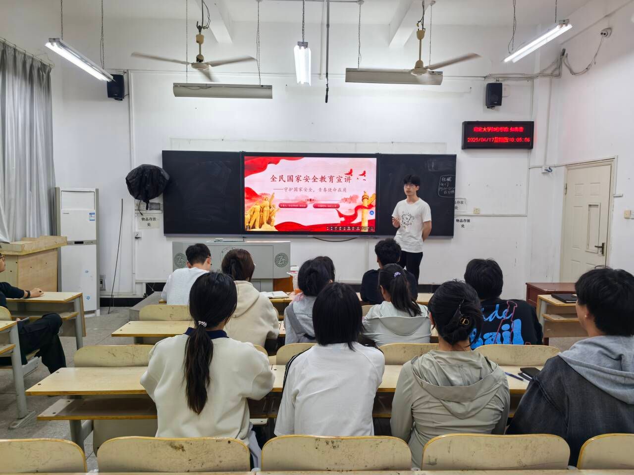 会议室里的人们  AI 生成的内容可能不正确。