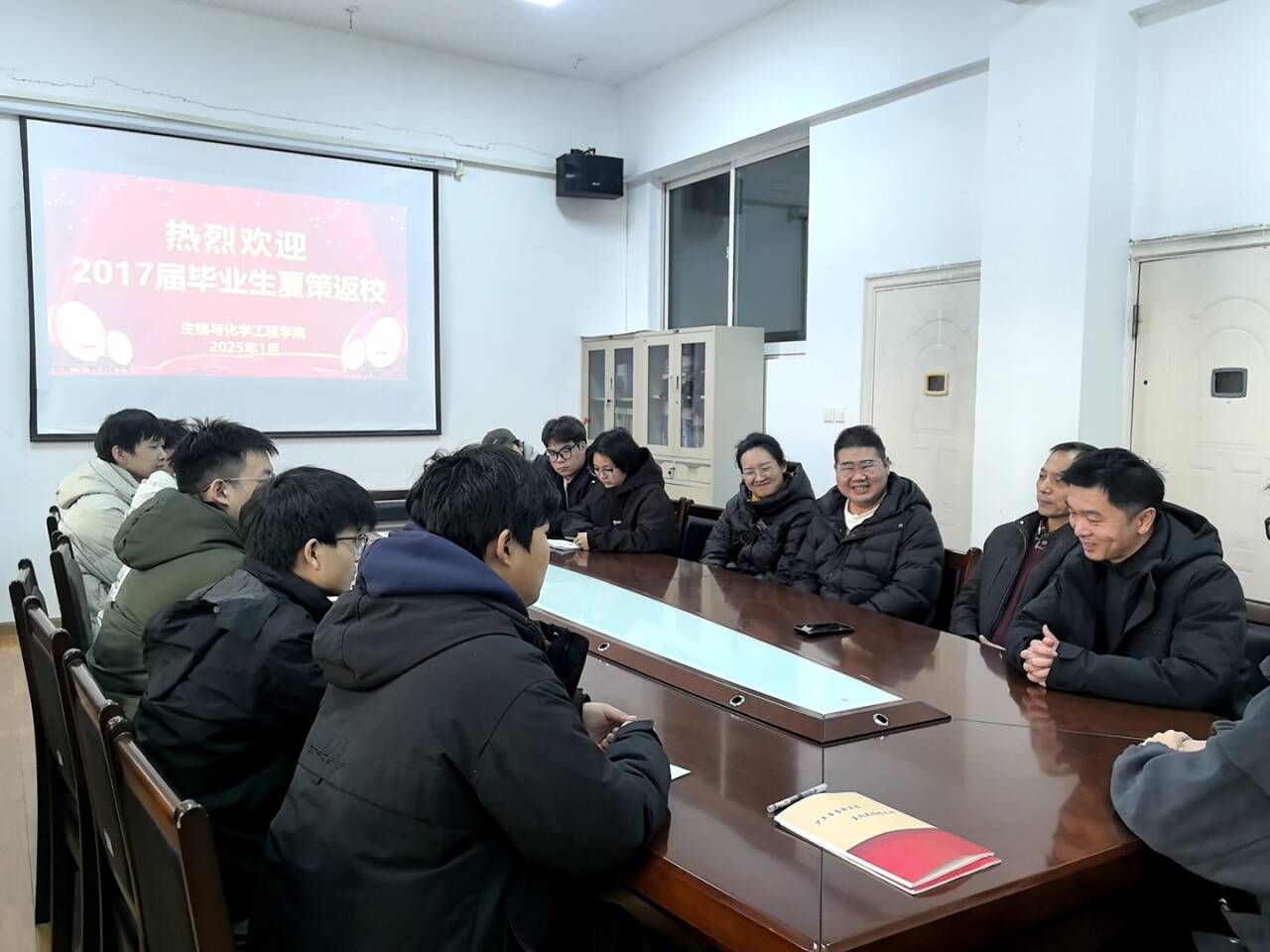 会议室里的人们描述已自动生成