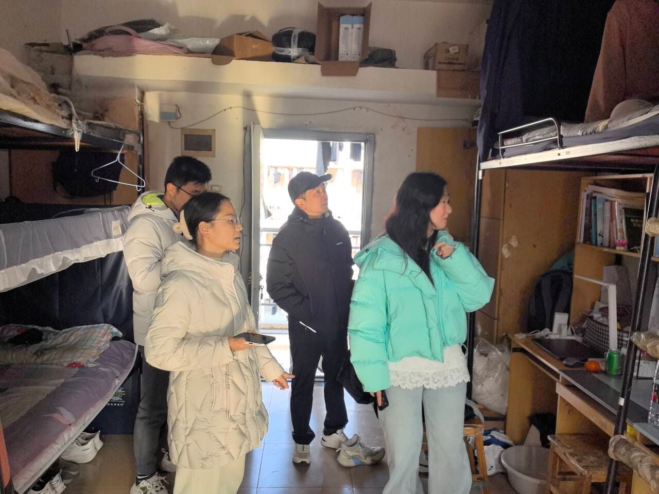 一群人站在厨房里描述已自动生成