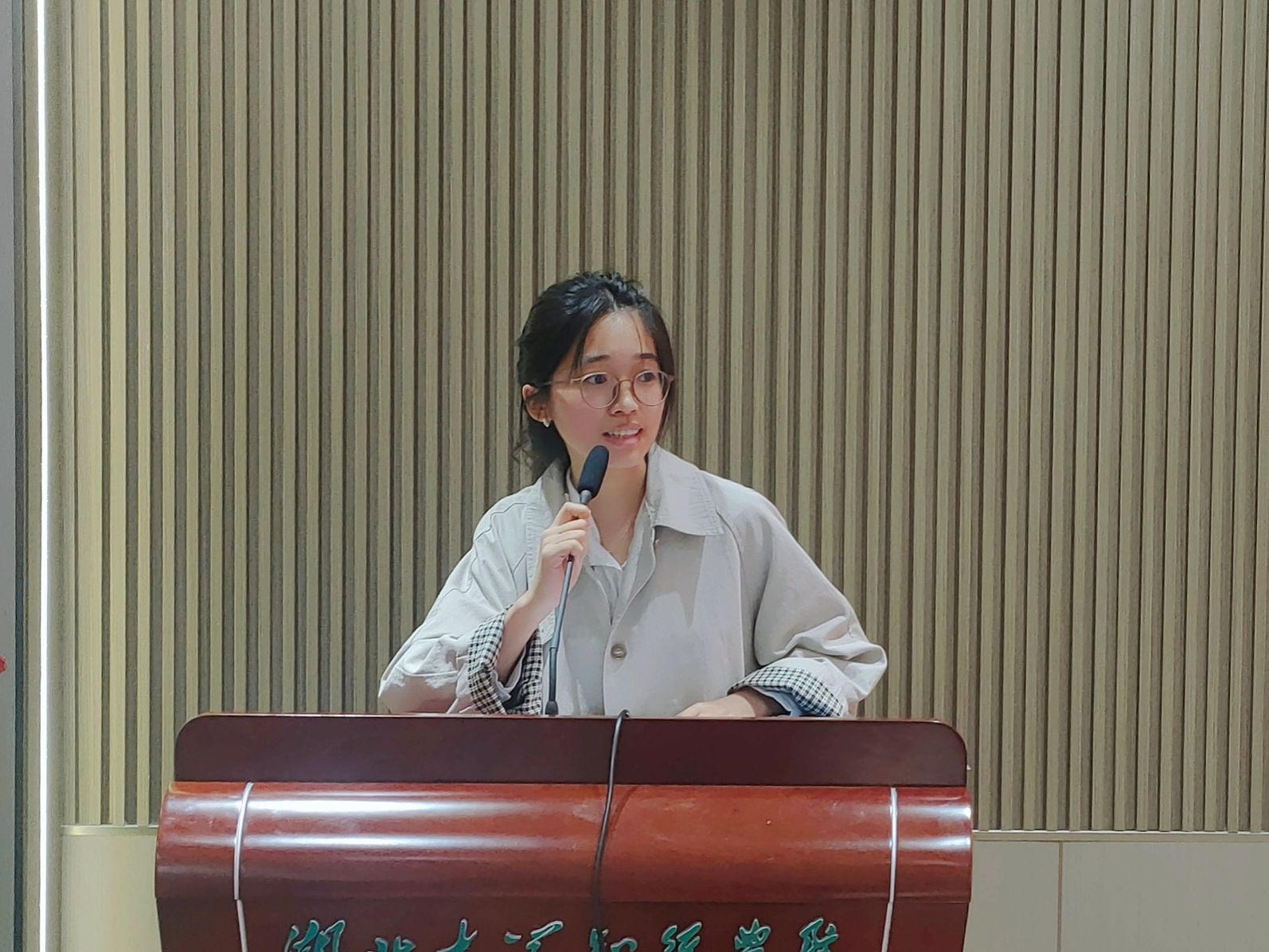 人在打电话AI 生成的内容可能不正确。