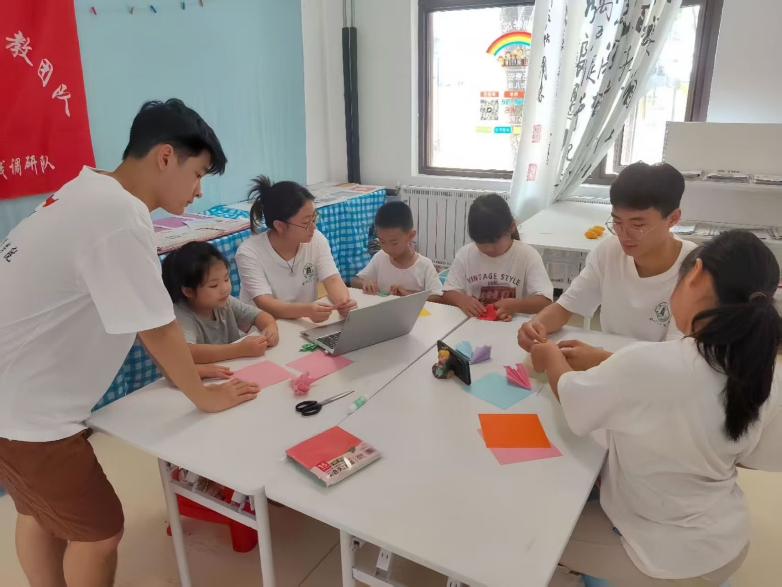 一群人坐在桌子前AI 生成的内容可能不正确。