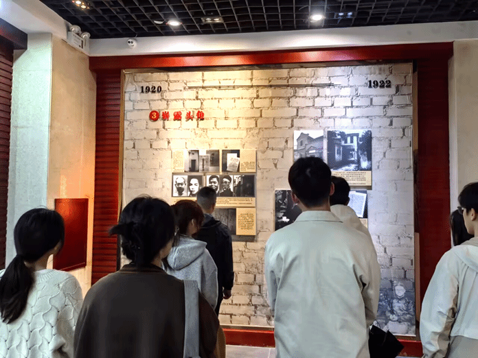 一群人站在室内AI 生成的内容可能不正确。