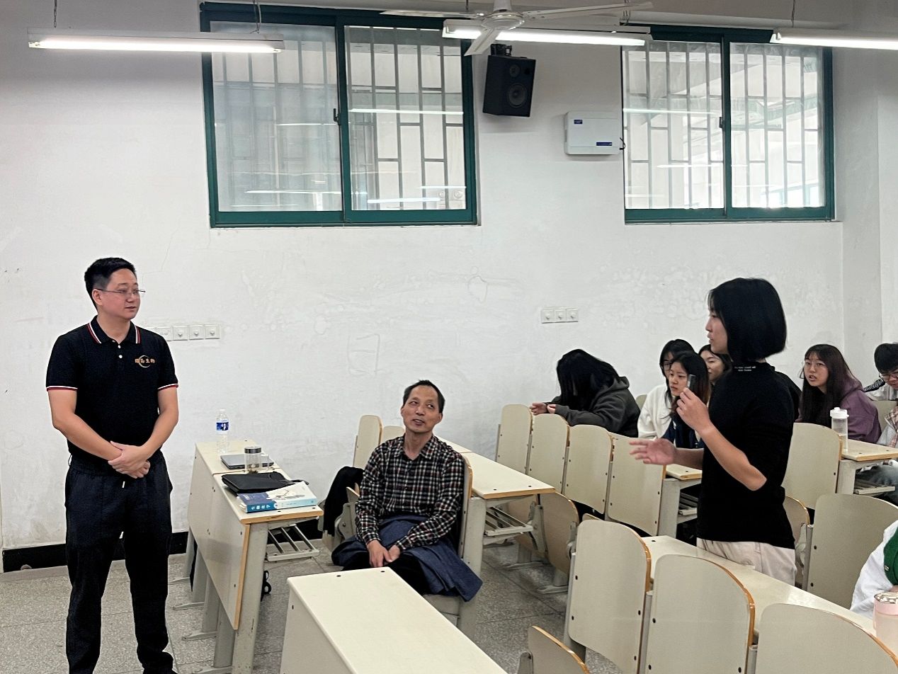 一群人在房间里中度可信度描述已自动生成